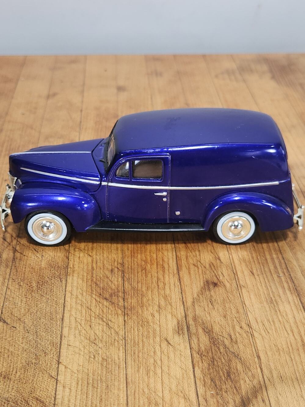 MotorMax 1940 Ford Sedan Delivery 1:24 Purple Diecast Model Car 73250